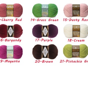 Pode incluir: Uma cole&ccedil;&atilde;o de novelos de l&atilde; em v&aacute;rias cores, incluindo vermelho cereja, verde relva, rosa empoeirado, bord&ocirc;, roxo, creme, magenta, castanho e verde pistache. Cada novelo tem uma etiqueta com a marca e a cor.