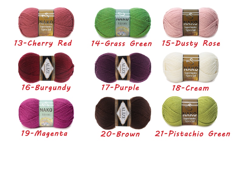 Pode incluir: Uma cole&ccedil;&atilde;o de novelos de l&atilde; em v&aacute;rias cores, incluindo vermelho cereja, verde relva, rosa empoeirado, bord&ocirc;, roxo, creme, magenta, castanho e verde pistache. Cada novelo tem uma etiqueta com a marca e a cor.