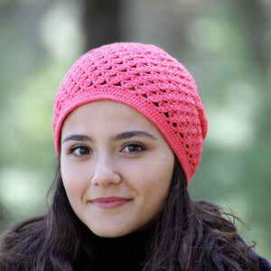 Bonnet au crochet en coton doux à la main pour femmes, chapeau Boho slouchy de couleur corail profond, couvre-chef de printemps pour peaux sensibles image 3