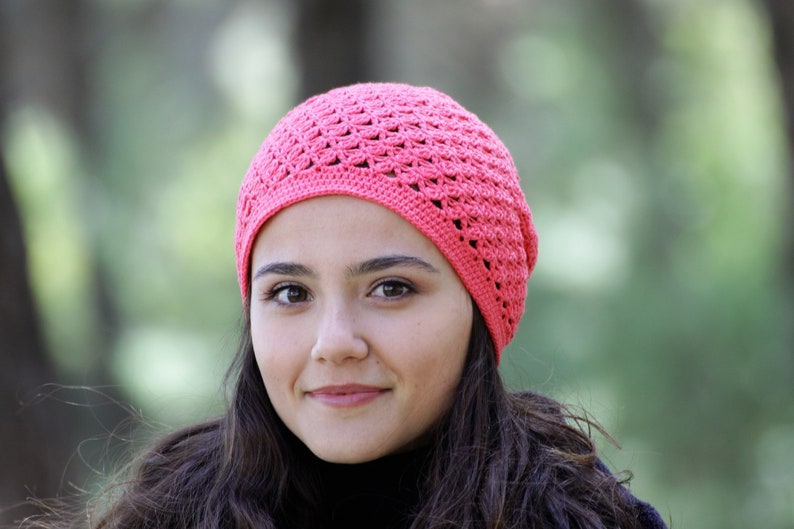 Bonnet au crochet en coton doux à la main pour femmes, chapeau Boho slouchy de couleur corail profond, couvre-chef de printemps pour peaux sensibles image 3