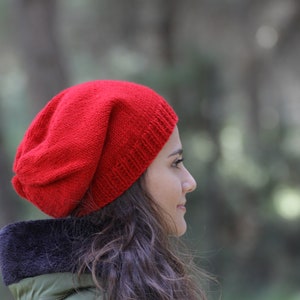 Red knit hat heart, Slouchy beanie knit, Handmade Gift for her, Girlfriend gift for Valentines Day, Valentine accessories imagem 4