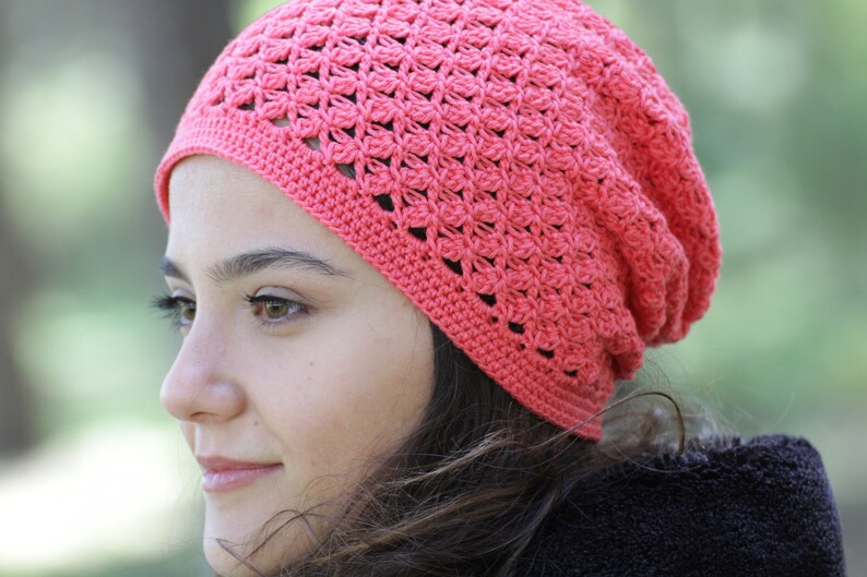 Bonnet au crochet en coton doux à la main pour femmes, chapeau Boho slouchy de couleur corail profond, couvre-chef de printemps pour peaux sensibles image 6