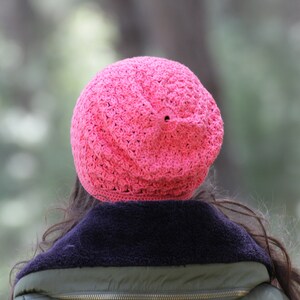 Bonnet au crochet en coton doux à la main pour femmes, chapeau Boho slouchy de couleur corail profond, couvre-chef de printemps pour peaux sensibles image 5