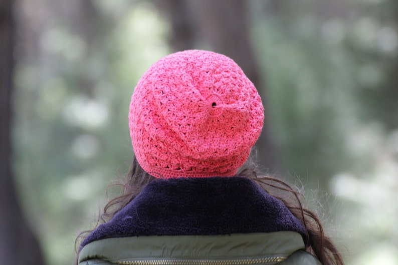 Bonnet au crochet en coton doux à la main pour femmes, chapeau Boho slouchy de couleur corail profond, couvre-chef de printemps pour peaux sensibles image 5