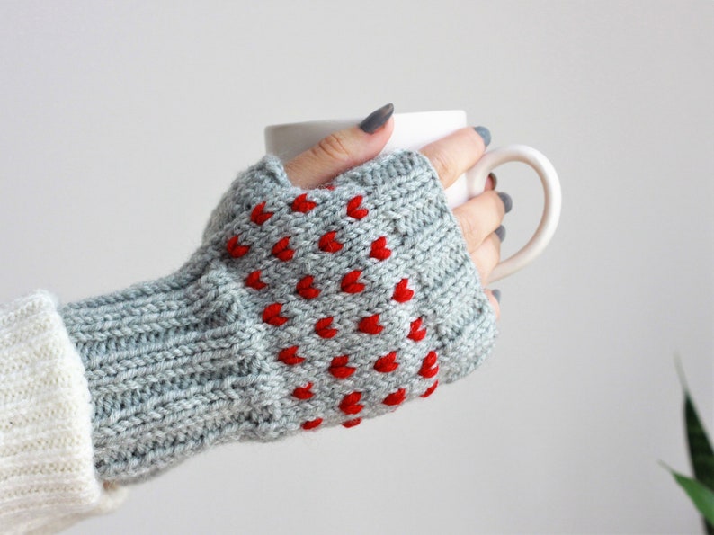 Accessories for mom, Custom color Knit heart Gloves, Handmade gift for girlfriend, Gift for teacher appreciation week Gray with Red Hearts