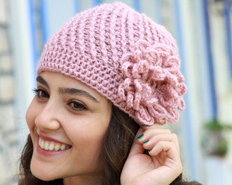 Bonnet (béret) Fait Main En Laine Blanche Avec Fleur Rose Et Violette Au Crochet - Neuf, Très Doux - Taille Unique (~57cm)