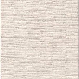 Puede incluir: Alfombra rectangular de color crema con un patr&oacute;n geom&eacute;trico texturizado. El dise&ntilde;o presenta l&iacute;neas horizontales dispuestas en un dise&ntilde;o escalonado en forma de bloques, creando una superficie sutil y t&aacute;ctil. El color neutro de la alfombra la hace adecuada para varios estilos de interior.