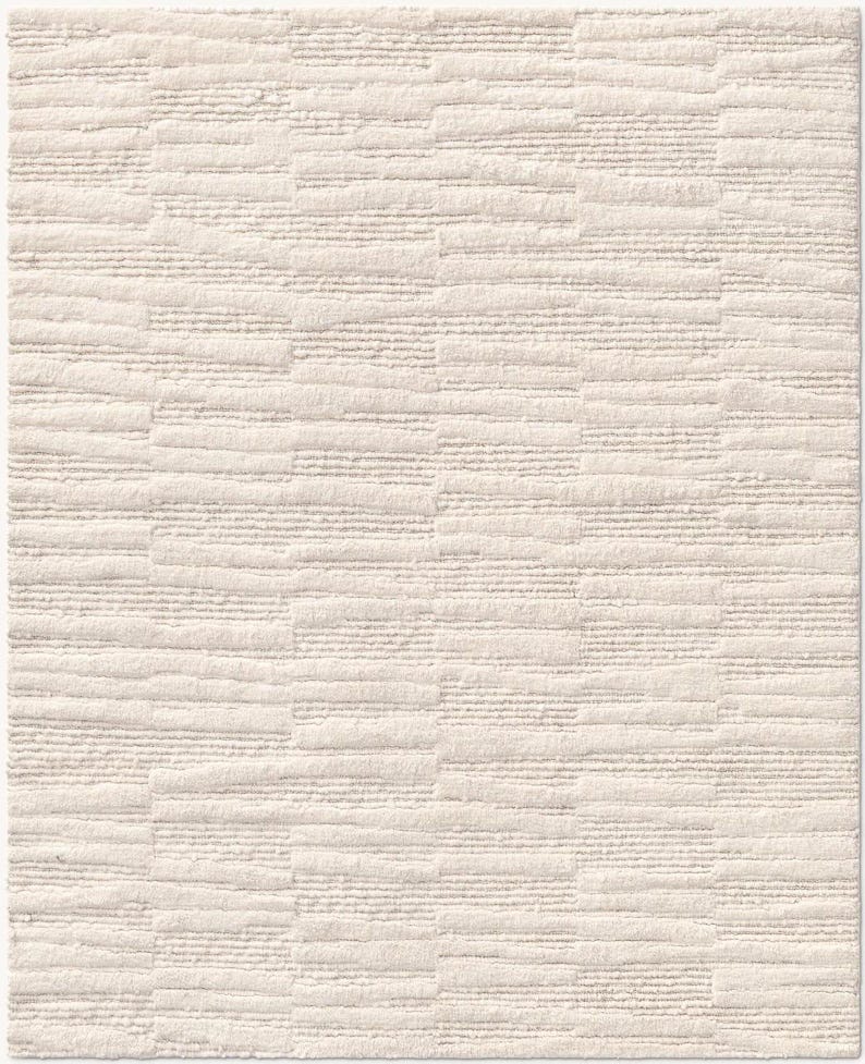 Puede incluir: Alfombra rectangular de color crema con un patr&oacute;n geom&eacute;trico texturizado. El dise&ntilde;o presenta l&iacute;neas horizontales dispuestas en un dise&ntilde;o escalonado en forma de bloques, creando una superficie sutil y t&aacute;ctil. El color neutro de la alfombra la hace adecuada para varios estilos de interior.