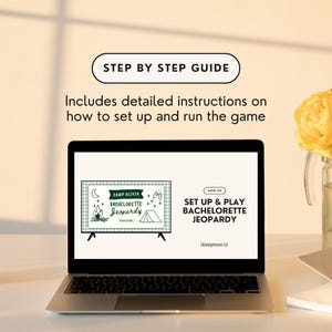 Puede incluir: Una computadora port&aacute;til muestra "Camp Olivia Bachelorette Jeopardy" con un gr&aacute;fico de TV, una tienda de campa&ntilde;a, copas de champ&aacute;n y una luna. El texto "Step by Step Guide" est&aacute; arriba. La imagen incluye instrucciones detalladas.