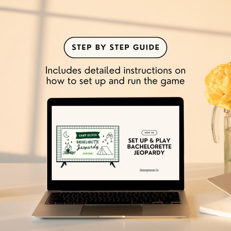 Puede incluir: Una computadora port&aacute;til muestra "Camp Olivia Bachelorette Jeopardy" con un gr&aacute;fico de TV, una tienda de campa&ntilde;a, copas de champ&aacute;n y una luna. El texto "Step by Step Guide" est&aacute; arriba. La imagen incluye instrucciones detalladas.