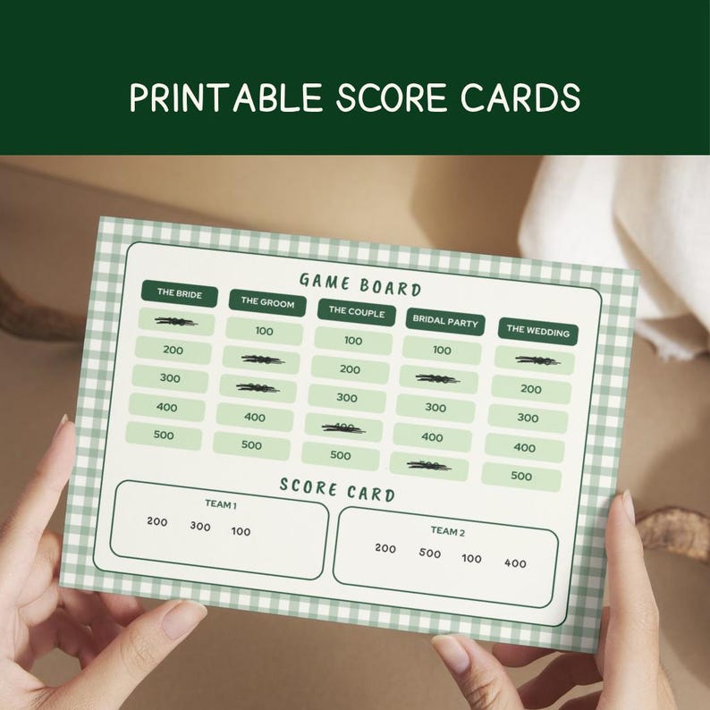 Puede incluir: Tarjeta de puntuaci&oacute;n imprimible para un juego de boda, con un dise&ntilde;o de cuadros verdes y blancos. Incluye secciones para "La Novia", "El Novio", "La Pareja" y espacios para las puntuaciones de los equipos 1 y 2.