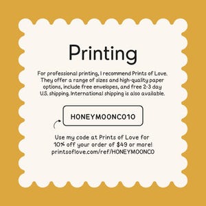 Puede incluir: Gr&aacute;fico color crema con la palabra "Printing" en letras negras en negrita. Debajo, el texto recomienda Prints of Love para impresi&oacute;n profesional, con el c&oacute;digo de descuento "HONEYMOONCO10".