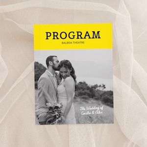 Puede incluir: Un programa de boda con un encabezado amarillo que dice "PROGRAM" y "BALBOA THEATRE" en texto negro. El programa presenta una foto en blanco y negro de una pareja y el texto "The Wedding of Cecilia & Alex."