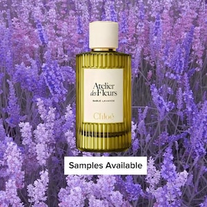 Puede incluir: Un frasco de perfume de vidrio con cuerpo acanalado de color verde oliva y tap&oacute;n color crema. La etiqueta blanca presenta el texto Atelier des Fleurs, SABLE LAVANDE y Chlo&eacute;. Debajo del frasco, un cartel rectangular blanco dice Samples Available.