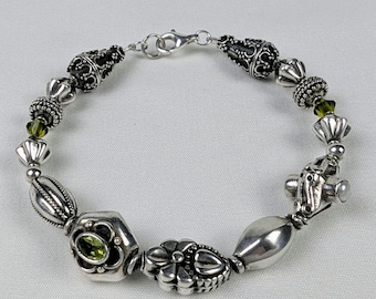 Bransoletka ze srebra próby 925 w stylu balijskim, peridot, akcent perłowy, zawieszki vintage