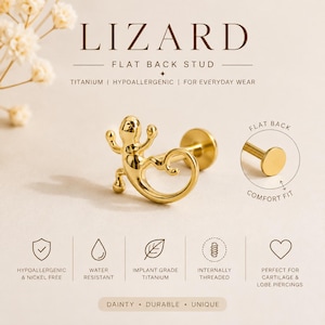 Könnte beinhalten: Ein goldfarbener Ohrstecker mit flacher Rückseite in Eidechsenform. Der Text lautet LIZARD FLAT BACK STUD, TITANIUM, HYPOALLERGENIC, FOR EVERYDAY WEAR, FLAT BACK, COMFORT FIT, HYPOALLERGENIC & NICKEL FREE, WATER RESISTANT, IMPLANT GRADE TITANIUM, INTERNALLY THREADED, DAINTY, DURABLE, UNIQUE.