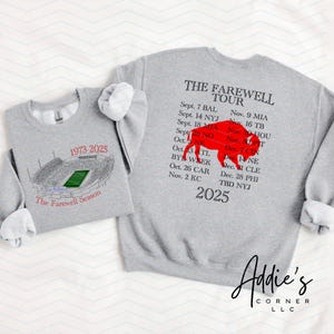 Puede incluir: Dos sudaderas grises. Una presenta un gráfico de estadio con "1973-2025" y "The Farewell Season". La otra tiene un búfalo rojo y un calendario de gira de 2025. El texto "THE FAREWELL TOUR" está impreso en la parte posterior.