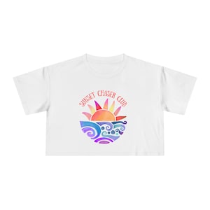 サンセットチェイサー クロップTシャツ、サマーTシャツ、ビーチバイブスシャツ、レディースファッショントップス、バケーションウェア、彼女へのギフト、フェスティバルウェア