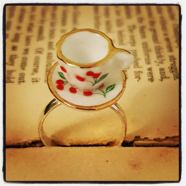 Bague Tasse à Thé Et Soucoupe Cerises Miniatures En Porcelaine