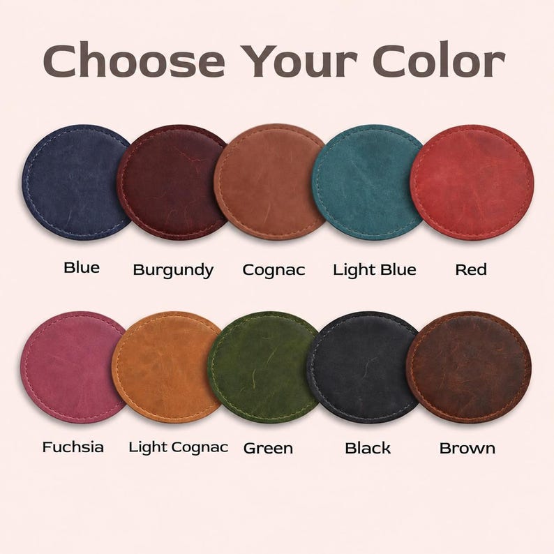 K&ouml;nnte beinhalten: Eine Sammlung von zehn runden Untersetzern, die in zwei Reihen angeordnet sind, mit dem Text "Choose Your Color" oben. Die Untersetzer sind in den Farben Blau, Burgunderrot, Cognac, Hellblau, Rot, Fuchsia, Hellcognac, Gr&uuml;n, Schwarz und Braun.