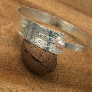Pearl Bangle sterling silver, pink Natural freshwater Pearl stacking Bracelet, wedding Bracelet, Hammer Bracelet, Pearl Cuff Bracelet, pink