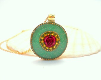 Collar con colgante de rosa roja en plata de ley y cadena chapada en oro.