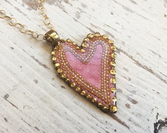 Colgante de corazón, collar de corazón rosa, collar de resina, collar moderno de oro, collar rosa, collar con dije de corazón, collar asimétrico