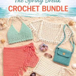 Op de afbeelding: Een assortiment gehaakte items, waaronder een turquoise bikinitop, een koraalrode sarong en een kleine turquoise tas, worden op een zandstrand getoond. De afbeelding bevat ook een crèmekleurige gehaakte omslagdoek en een kleine crèmekleurige pouch. Tekst op de afbeelding luidt "Zen Crochet with Love".
