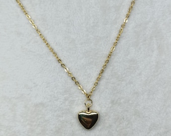 Collar delicado con colgante de corazón chapado en oro, joyería minimalista.