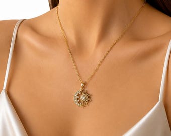 Collana celeste con sole e luna in oro e stella di cristallo.