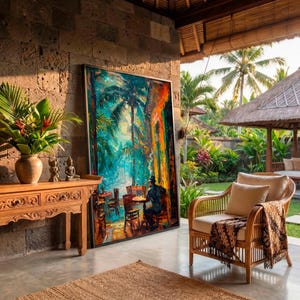 Puede incluir: Una escena al aire libre presenta una gran pintura enmarcada que representa una escena de caf&eacute; con palmeras. Una consola de madera tallada con un jarr&oacute;n de flores y peque&ntilde;as estatuas. Una silla de mimbre con cojines y una manta estampada est&aacute; cerca.