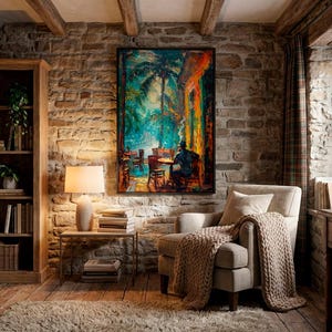 Puede incluir: Un sal&oacute;n acogedor con una pared de piedra, vigas de madera y una estanter&iacute;a. Una pintura de una escena de caf&eacute; cuelga sobre un sill&oacute;n beige con una manta de punto. Una l&aacute;mpara est&aacute; sobre una mesa auxiliar.