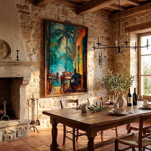 Puede incluir: Un comedor con una gran mesa de madera preparada para una comida. Una pintura enmarcada de una escena de caf&eacute; cuelga de una pared de piedra. Una l&aacute;mpara de ara&ntilde;a negra y apliques proporcionan iluminaci&oacute;n. Tambi&eacute;n se ven una chimenea y una ventana.