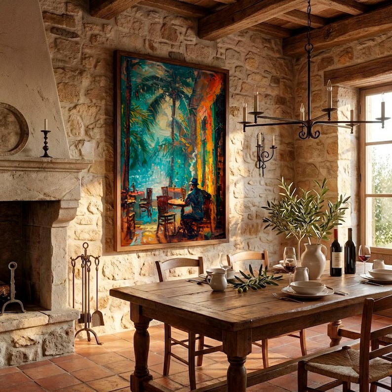 Puede incluir: Un comedor con una gran mesa de madera preparada para una comida. Una pintura enmarcada de una escena de caf&eacute; cuelga de una pared de piedra. Una l&aacute;mpara de ara&ntilde;a negra y apliques proporcionan iluminaci&oacute;n. Tambi&eacute;n se ven una chimenea y una ventana.