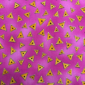 Może przedstawiać: Tkanina z różowym tłem i powtarzającym się wzorem żółtych trójkątów z czarnymi środkami. Trójkąty są obrysowane złotem. Tekst "LB Basic Triangle by Laurel Burch" jest wydrukowany na dole.
