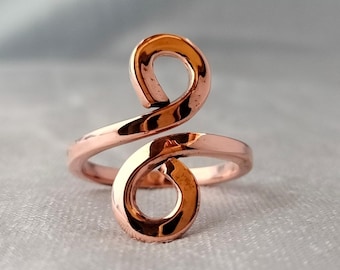 Anillo terapéutico de cobre puro, con espiral de alambre, estilo minimalista.