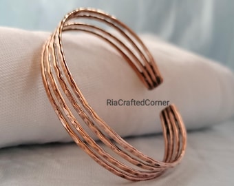 Gehämmertes Kupfer Manschettenarmband - Minimalistisches Design mit verstellbarem Draht