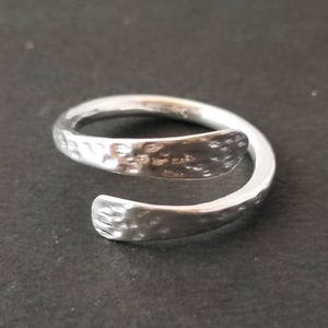 Adjustable Hammered Silver Wrap Ring, Handmade Minimalist Thumb Ring, Textured Silver Wrap Ring, Wrap Around Ring, Hammered Bypass Ring,