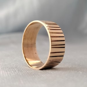直線的な質感の銅製リング - 幅8mmの男女兼用バンド - 厚みのあるソリッド銅製リング - 模様のある銅製サムリング - 銅製ジュエリー