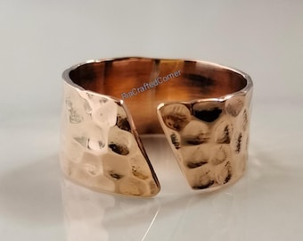 Anello regolabile in rame martellato - Fascia rustica, gioielli fatti a mano