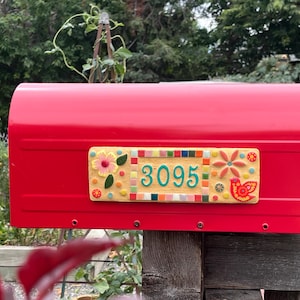 Adressskylt i mosaik.