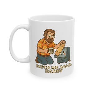 Pode incluir: Caneca de cerâmica branca com uma ilustração de desenho animado. O design mostra um homem aplicando um curativo em uma TV retrô sorridente. A caneca tem o texto "PATCH ME AGAIN, DADDY" e "BEST DAD".