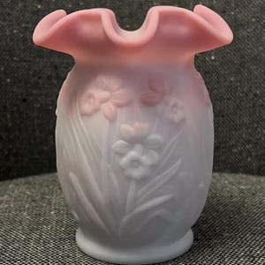 フェントン クランベリーガラス花瓶、フリルトップ、リボン