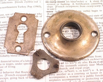 Rosetón de pomo de puerta victoriano de dos piezas de latón y hierro con placa de escudo de ojo de cerradura