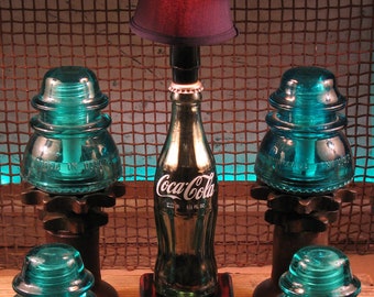 Lámpara de botella con forma de trofeo de Coca-Cola, espejo plateado, luz de fuente de refrescos de Coca-Cola con pantalla negra y bombilla LED.