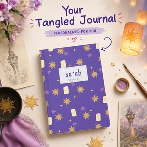 Puede incluir: Un diario de tapa dura de color morado con un patrón repetitivo de soles dorados y linternas blancas. Una etiqueta rectangular blanca central muestra el nombre sarah y la palabra JOURNAL. La cubierta está decorada con pequeñas estrellas doradas.