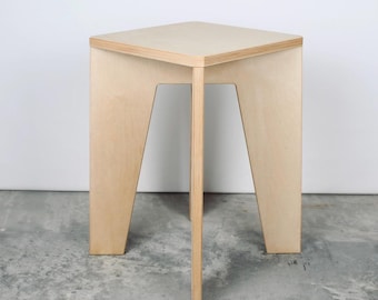 Banqueta moderna de madeira. Mesa lateral. Suporte para plantas. Banqueta geométrica. Banqueta feita à mão. Mesa de cabeceira. Mesa de apoio. Mobiliário minimalista.