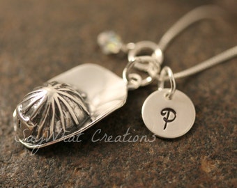 Custom Hand Stamped Sterling Silver Mini Initial Charm Collar con Fireman Firefighter Helmet Charm