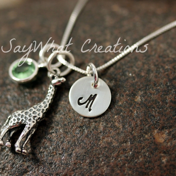 Mini collier initial estampillé à la main en argent sterling avec charme de girafe et pierre de naissance