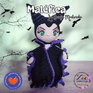K&ouml;nnte beinhalten: Geh&auml;kelte Maleficent-Puppe mit schwarzem und lila Umhang, H&ouml;rnern und einem strengen Gesichtsausdruck. Die Puppe hat gr&uuml;ne Augen und ist vor einem verschwommenen Hintergrund mit dem Text "Mal&eacute;fica La Bruja Malvada" platziert.